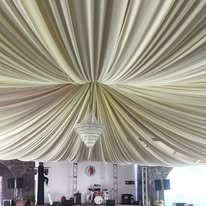 Montaje de mesas y sillas en evento