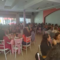 Mesa larga con montaje elegante