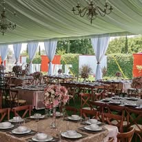 Montaje con carpa y mesas decoradas