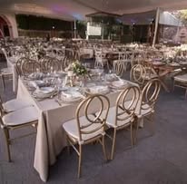 Montaje interior con mesas y sillas