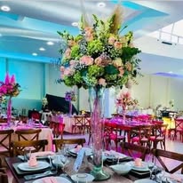 Centro de mesa floral y vajilla