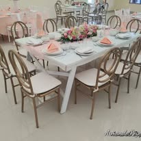 Mesa principal decorada para evento